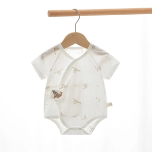 Dettaglio body neonato 100% cotone con stampe di foche e bottoni laterali