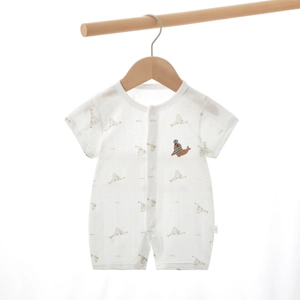 Détail d'un barboteuse d'été pour bébé en coton respirant avec broderie de phoque