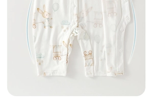 Détail d'un body pour bébé avec tissu élastique et boutons-pression pour un habillage facile