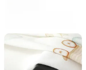 Gros plan sur le tissu en coton doux pour bébé avec motif voiture, conforme à la norme A