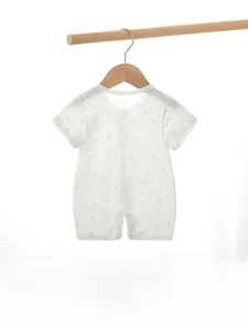 Détail d'un body pour bébé en coton respirant avec motif floral et boutons-pression