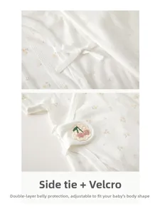 Dettaglio di un body neonato a fiori con lacci laterali e velcro per protezione pancia