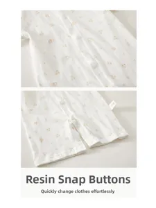 Détails du body bébé fleuri montrant les boutons-pression et l'étiquette de taille