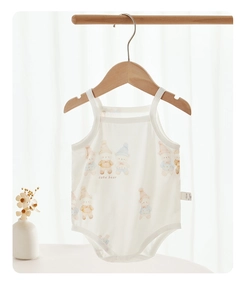 Détail de la barboteuse pour bébé avec imprimé ours et texture coton sur un cintre en bois