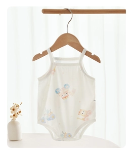 Détail du body d'été pour bébé avec des motifs de camions de chantier de dessin