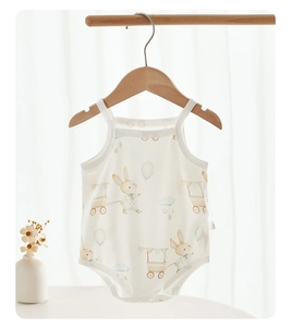 Détail d'un body pour bébé avec des motifs de lapins et de montgolfières mignons