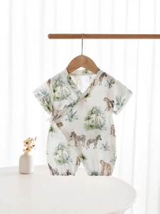 Short-sleeved baby romper with jungle animal print in breathable bamboo cotton gauze