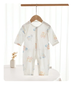 Détail d'un pyjama bébé en coton doux avec imprimés colorés de camions de chantier