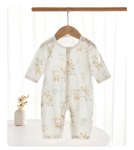 Détail d'une barboteuse d'été pour bébé avec motifs lapins et coton doux respirant