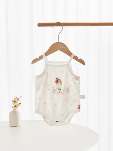 Body bébé en coton à motif floral avec impression mignonne suspendu sur cintre en bois