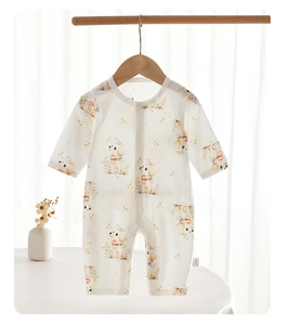 Détail d'un body d'été pour bébé avec motif de chiot mignon et boutons-pression