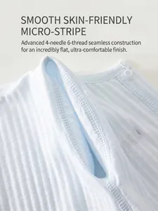 Kurzärmeliger Baby-Strampler aus hellblauem Baumwoll-Rippstrick mit nahtlosem Design