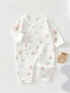 Détail de barboteuse pour bébé en coton doux avec imprimé fraise et lien latéral