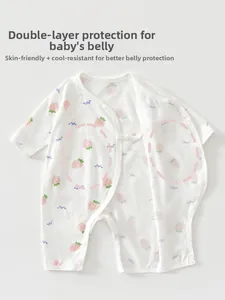 Détail d'un body bébé en coton à motif fraise avec double protection pour le ventre