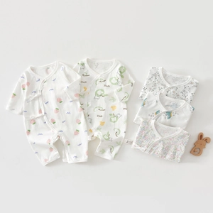 Vue détaillée du lot de 5 bodies bébé en coton avec imprimés colorés fruits et fleurs