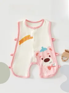 Détail d'un body d'été pour bébé avec motif ours rose et tissu en coton doux