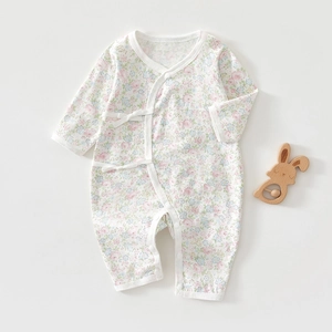 Détail de la barboteuse fleurie pour bébé avec fermeture latérale en coton peigné doux