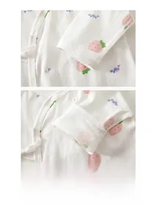 Détail des poignets confortables d'un body bébé en coton avec double surpiqûre