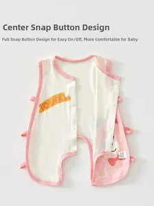 Détail de barboteuse bébé avec boutons-pression et tissu en coton respirant et doux