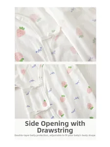 Vue détaillée d'un body bébé en coton avec fermeture latérale et motifs de fraises roses
