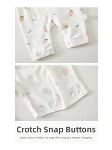 Détail des boutons-pression à l'entrejambe du body bébé pour faciliter le change