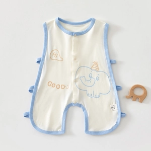 Détail d'un barboteuse d'été pour bébé avec motif éléphant et liens sur le côté