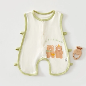 Détail d'un body en coton pour bébé avec imprimé ours et rubans d'attache sur le côté