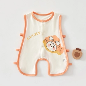 Détail du body bébé en coton avec bordure orange et imprimé animal Lucky mignon