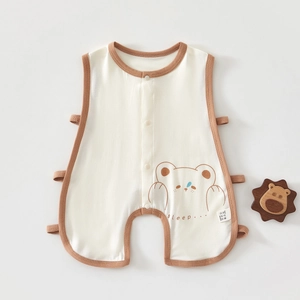 Détail d'un body bébé en coton avec motif ours mignon et bordure marron douce