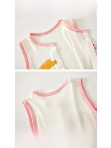 Détail du body d'été pour bébé avec encolure rose contrastée et imprimé Lovely doux