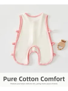Détail du body bébé rose en coton avec liens latéraux et boutons pression à l'entrejambe