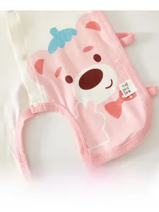 Détail d'une barboteuse en coton pour bébé avec imprimé ours rose et boutons pressions