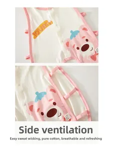 Détail du body bébé en coton respirant avec design ajouré et lacets sur le côté