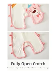 Détail d'un barboteuse bébé en coton avec motif ours rose et boutons pressions à l'entrejambe
