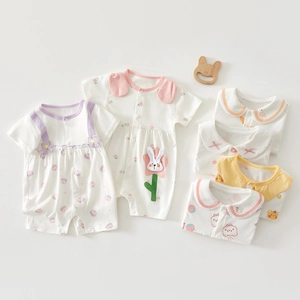 Détail du body d'été pour bébé montrant le coton respirant et la broderie lapin mignon