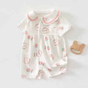 Détail d'une barboteuse pour bébé avec col Peter Pan et imprimés fraises en coton doux