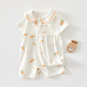 Détail d'un barboteuse d'été pour bébé avec col Claudine et motifs de carottes oranges
