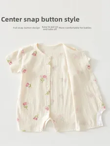 Détail d'un barboteuse bébé à manches courtes avec motif tulipe rose et boutons pressions