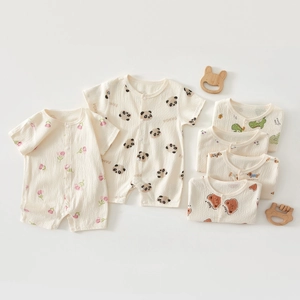 Détail du tissu en coton respirant et des motifs cartoons sur cette barboteuse bébé