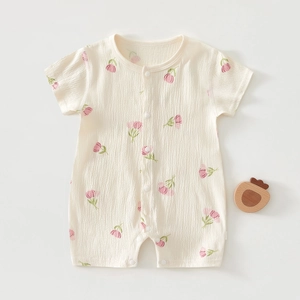 Détail de l'imprimé tulipe rose sur le tissu en coton gaufré respirant pour nouveau-nés