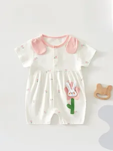 Détail d'un barboteuse bébé à manches courtes avec oreilles de lapin roses et lapin 3D