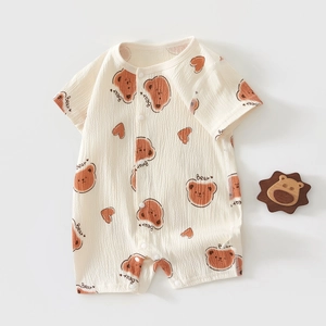 Vue détaillée du tissu en coton froissé respirant et des motifs d'ours sur la barboteuse bébé