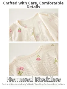 Détail du tissu en mousseline de coton à motif tulipes et boutons-pression pour bébé