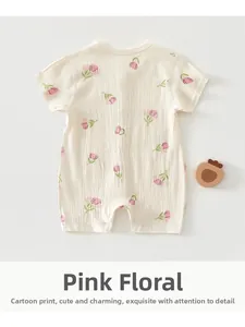 Détail d'un barboteuse bébé à fleurs roses montrant la texture légère du tissu crépon