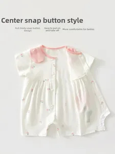 Détail d'une grenouillère bébé à fleurs avec des boutons-pression pour l'habillage