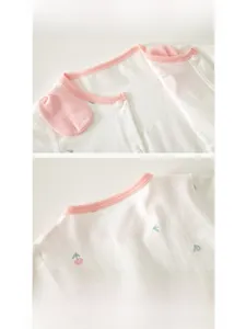 Détail du body bébé floral avec encolure élastique rose et fermeture par bouton