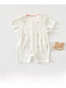 Vue détaillée du barboteuse bébé à imprimé floral en coton doux avec bordure rose