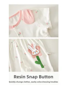 Détail du body fleuri bébé avec pressions en résine et un appliqué lapin en relief