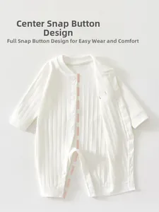 Détail d'un pyjama bébé en coton avec maille côtelée et boutons-pression sur le devant