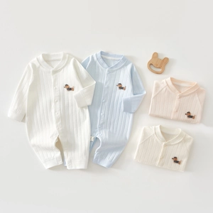 Détail de la broderie chiot sur grenouillère en coton côtelé doux pour nouveau-nés